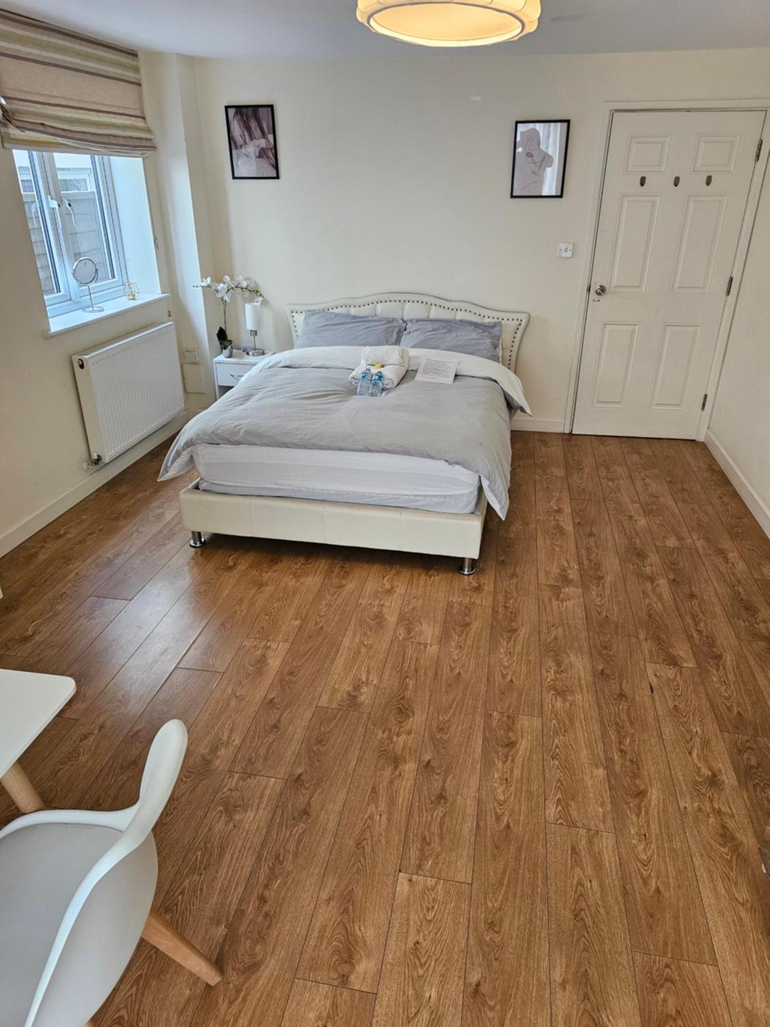 Extra Large Bedroom Дартфорд Экстерьер фото